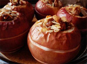 Apples baked with dried fruits are a dessert on the diet menu after gallbladder removal