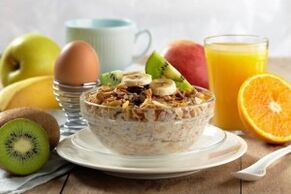 porridge with fruit as a healthy breakfast for weight loss