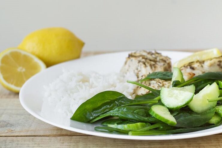 slimming chicken with rice, spinach and cucumbers